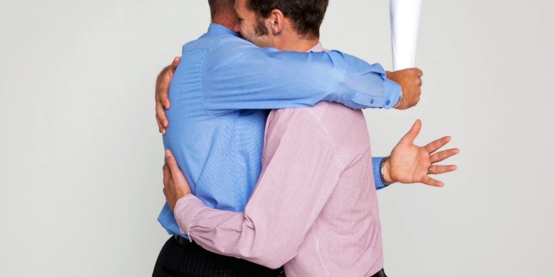 חיבוקים ונימוסים