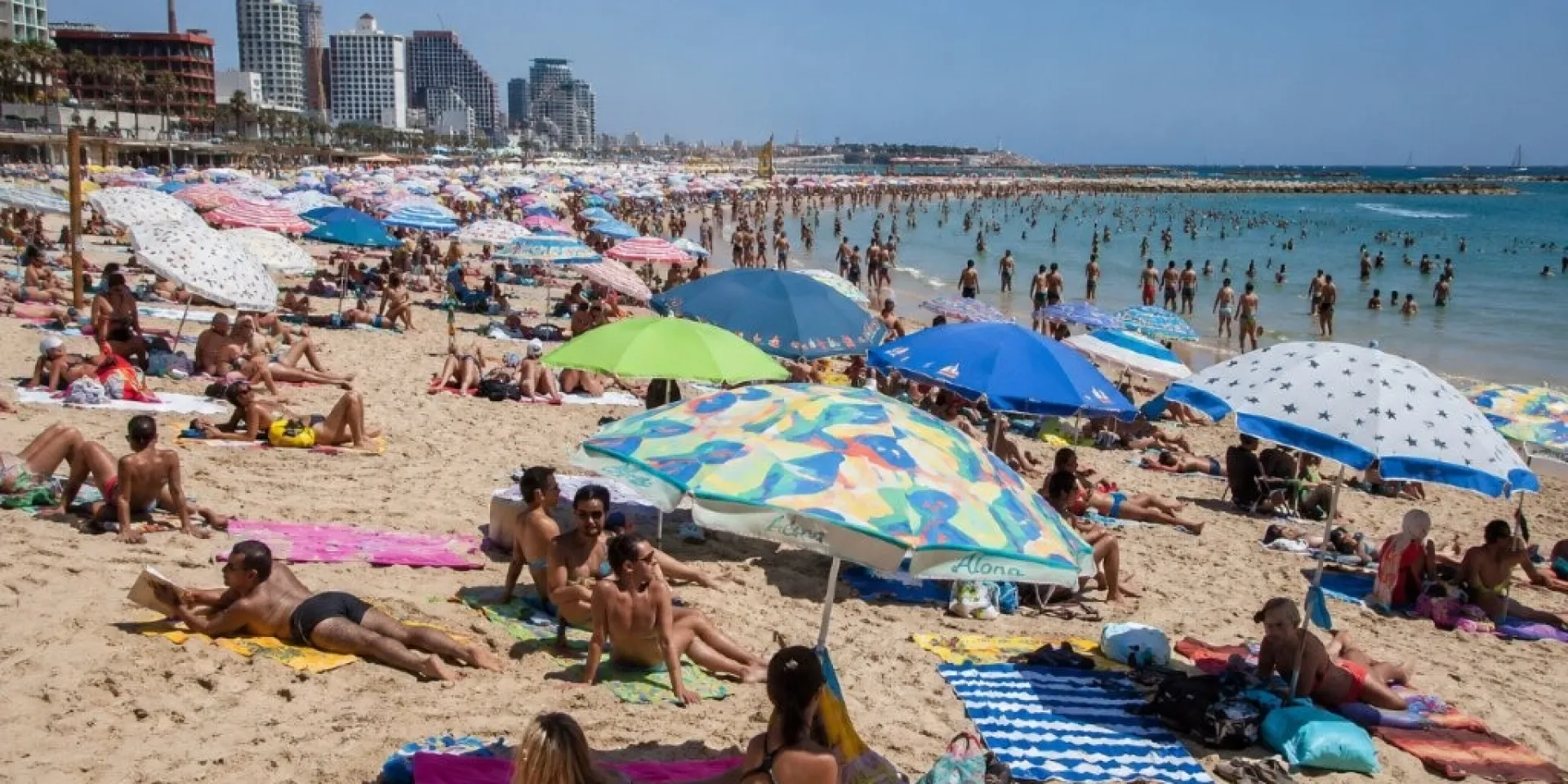 בין שמש, חול וומתרחצים