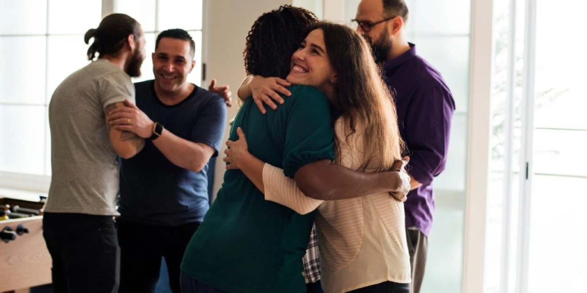 מחוות חיבוקים, נשיקות ונימוסים